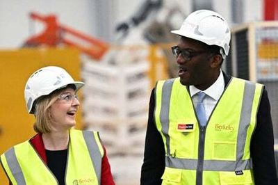 Kwasi Kwarteng and Liz Truss to meet OBR chief amid UK market turmoil