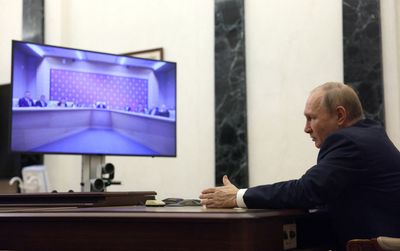 Putin signs decrees paving way for annexation of two Ukraine regions