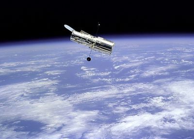 NASA, SpaceX study boosting Hubble to extend its lifespan