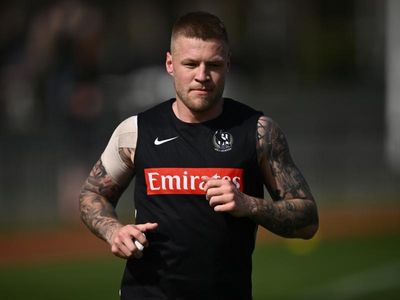 AFL star De Goey to stay with Collingwood