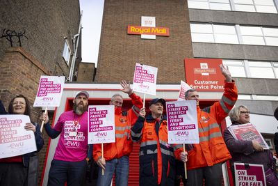 Thousands of UK’s Royal Mail workers launch 48-hour strike