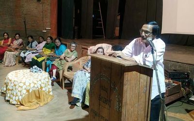 Poet deplores display of Godse, Savarkar portraits