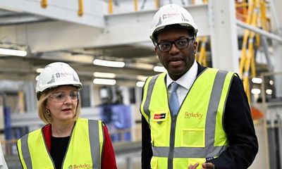 Liz Truss to push ahead with unlimited  ‘investment zones’ despite costs row