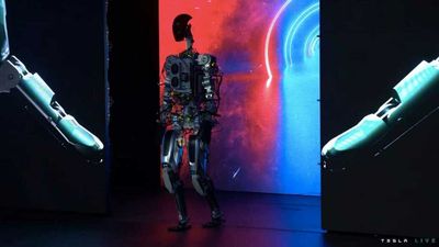 Tesla Humanoid Robot Prototype Walks Onto The Stage At AI Day 2022