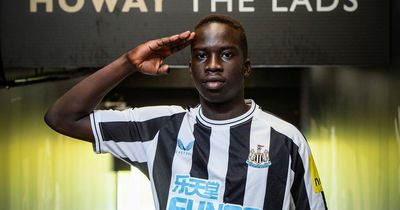 Garang Kuol snapped with Newcastle United fans in away end during Fulham win