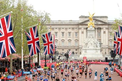 Showers unlikely to dampen spirits of 50,000 runners taking on London Marathon