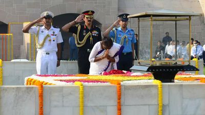 President Droupadi Murmu, Vice-President Jagdeep Dhankhar pay tributes to Mahatma Gandhi, Lal Bahadur Shastri