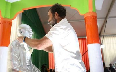 Rahul Gandhi pays tribute to Mahatma at Badanavalu's Khadi Centre