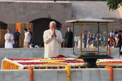 Gandhi Jayanti: PM Modi pays tributes to Mahatma Gandhi, Shastri