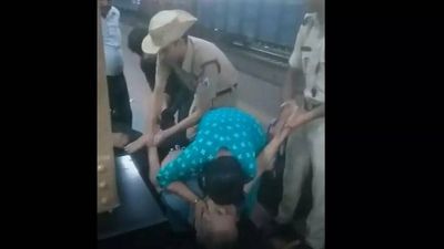 Uttar Pradesh: Woman along with RFP personnel gives CPR to revive her husband at Mathura junction