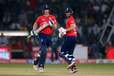 Dawid Malan shines as England set Pakistan 210 to win T20 series-decider