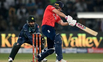 Malan leads England to dominant win over Pakistan to secure T20 series