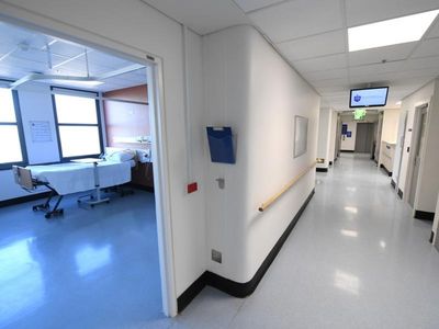 New Vic hospital as Labor raises stakes