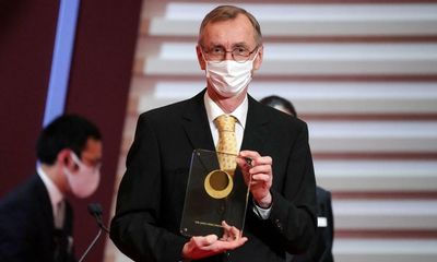 Swedish geneticist wins Nobel prize for Neanderthal research