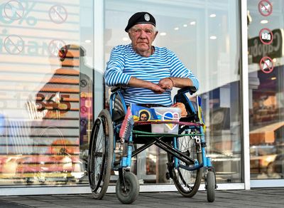 Ukrainian pensioner who lost legs defies Russian occupation