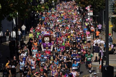 London Marathon runner dies after collapsing during race