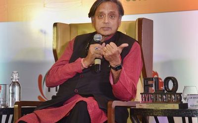 Congress leaders ‘cold shoulder’ Shashi Tharoor