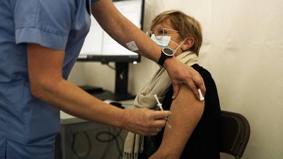 French health chiefs call for at risk citizens to get second Covid booster jab