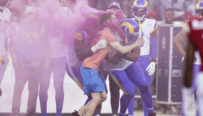 Rams LB Bobby Wagner takes down protester who ran onto the field