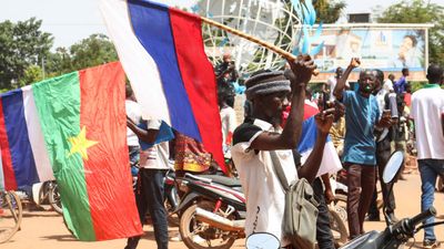 Demonstrators in Burkina Faso protest France and ECOWAS while waving Russian flags