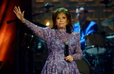 Musicians, fans react to death of country star Loretta Lynn