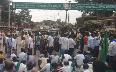 Road blockades by farmers' outfit on highways to Mysuru disrupts traffic