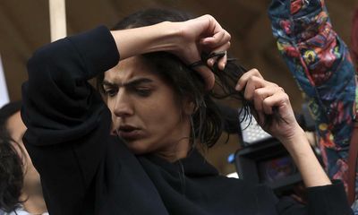 ‘For freedom’: French actors cut their hair in support of Iranian women