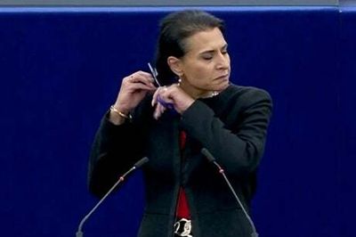 Swedish MEP Abir Al-Sahlani cuts hair during EU parliament speech in solidarity with Iranian women