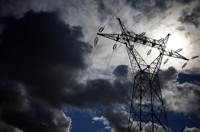 France to turn off hot water in public offices to save energy