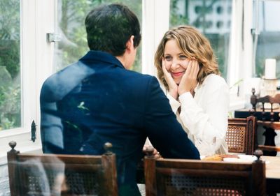 The questions to ask and topics to discuss on a first date, according to relationship experts