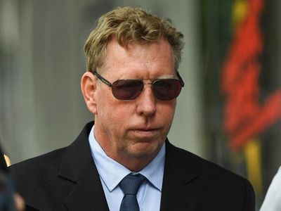 Cop admits illegal border breach escort