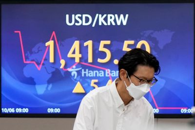 Asian stocks mixed on strong US hiring, OPEC oil output cuts