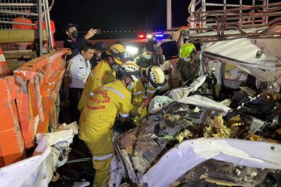 One killed, others injured in 3-vehicle expressway crash