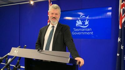 Regulator suspends licence of Tasmania's chief psychiatrist, Aaron Groves