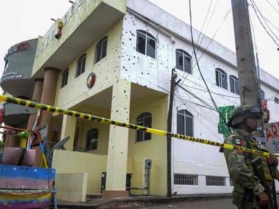 Drug gang kills 20 in attack on city hall in southern Mexico