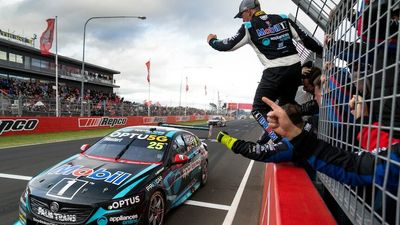 How to watch Bathurst 1000 as bad weather threatens Holden's Mount Panorama farewell