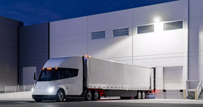 Elon Musk unveils Tesla electric HGV with 500 mile range