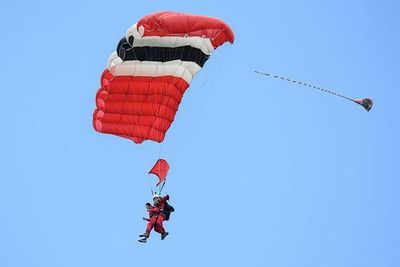 Thrill-seeking Grandad Celebrates 90th Birthday With 15,000 Feet Skydive