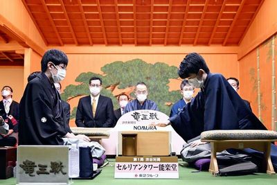 Shogi champion Fujii kicks off Ryuo title defense

Shogi star Fujii aims to defend Ryuo title