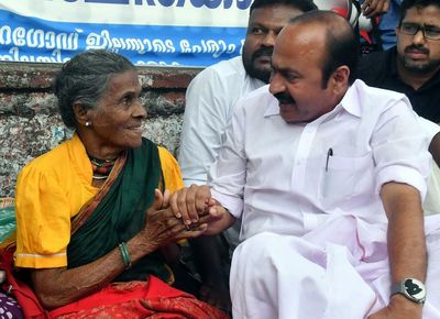 Opposition leader Satheesan visits Daya Bai at endosulfan protest site