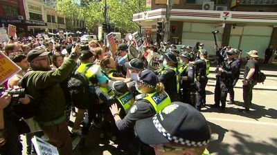 Police clash with abortion protesters, as opposing rallies take to the streets of Melbourne