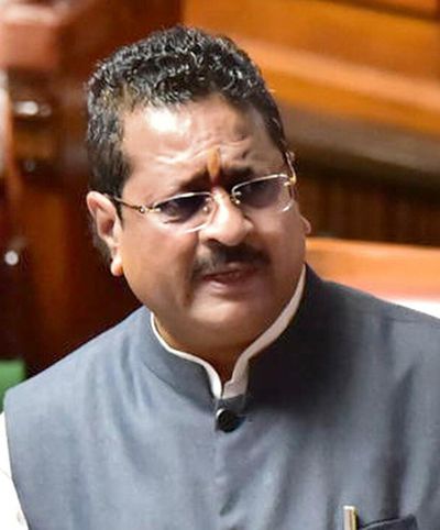 Yatnal warns Bommai against touring State with Yediyurappa