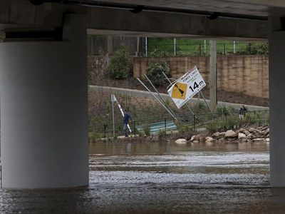 Rural NSW 'on edge' as floods hit state