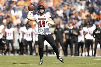 Louisville QB fakes out entire stadium with 44-yard touchdown run on 4th down keeper