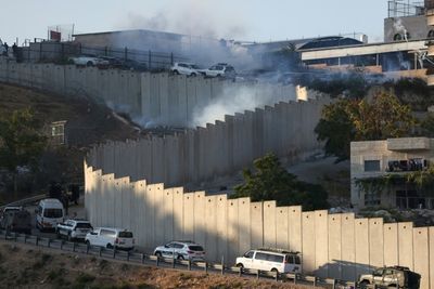 Israeli forces hunt east Jerusalem checkpoint attacker