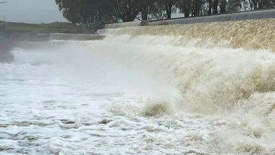 Flood warnings for regional Victoria as Charlton residents prepare for peak