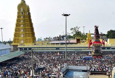 Thousands witness rathothsava at Chamundi Hills