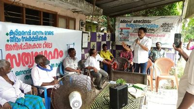 Film director Vinayan lends support to protests against mineral sand-mining