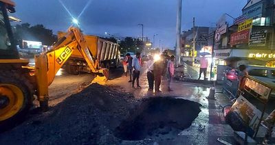 Leakage in water pipeline causes sinkhole on Kundalahalli Road