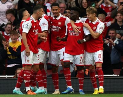 Saka sinks troubled Liverpool as Arsenal regain top spot